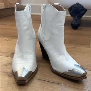 Giani Bini White boot with silver toe